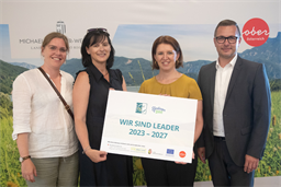 Landesrätin Michaela Langer-Weninger gratuliert dem Eferdinger Land zur neuerlichen Anerkennung als LEADER-Region