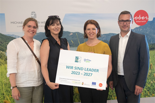 Landesrätin Michaela Langer-Weninger gratuliert dem Eferdinger Land zur neuerlichen Anerkennung als LEADER-Region